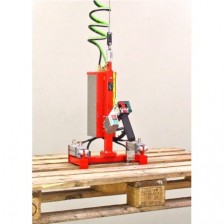 Gripper for lifting pallet...